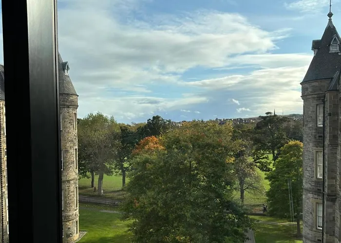 Spacious One Bed Quartermile Apartment With Breathtaking Park Views - V Central